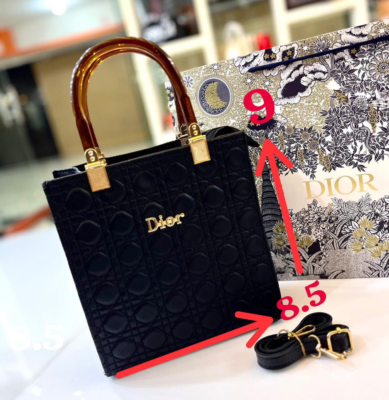حقيبة Lady D Bag من ديور بتصميم مخملي