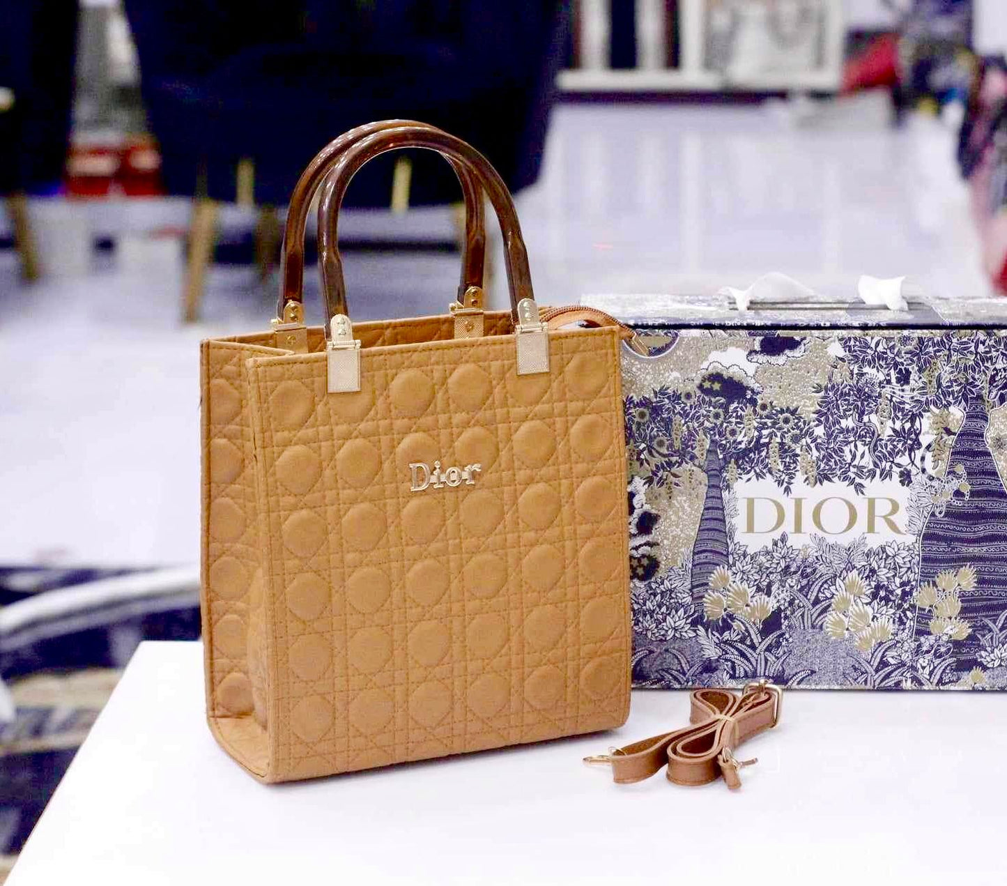 حقيبة Lady D Bag من ديور بتصميم مخملي