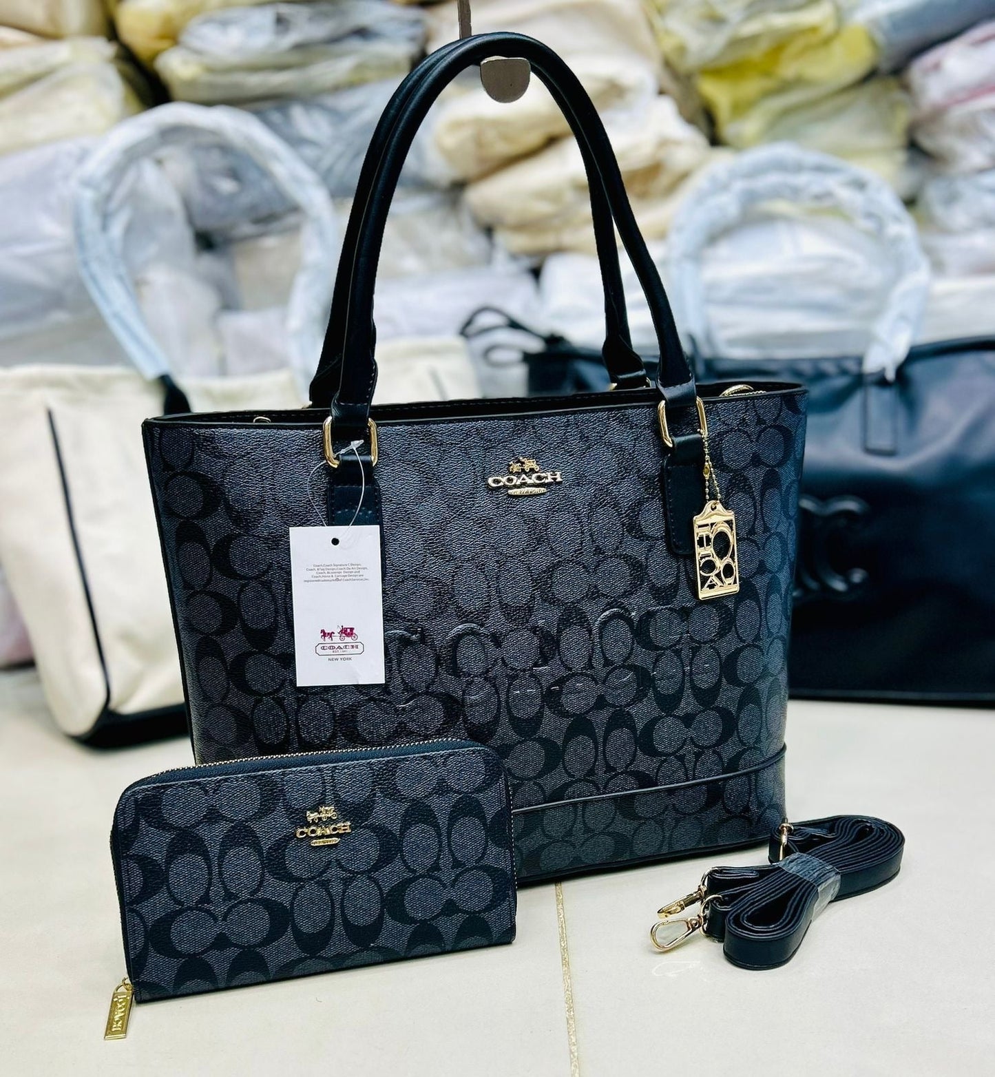 حقيبة يد كوتش MM Signature Tote مع محفظة