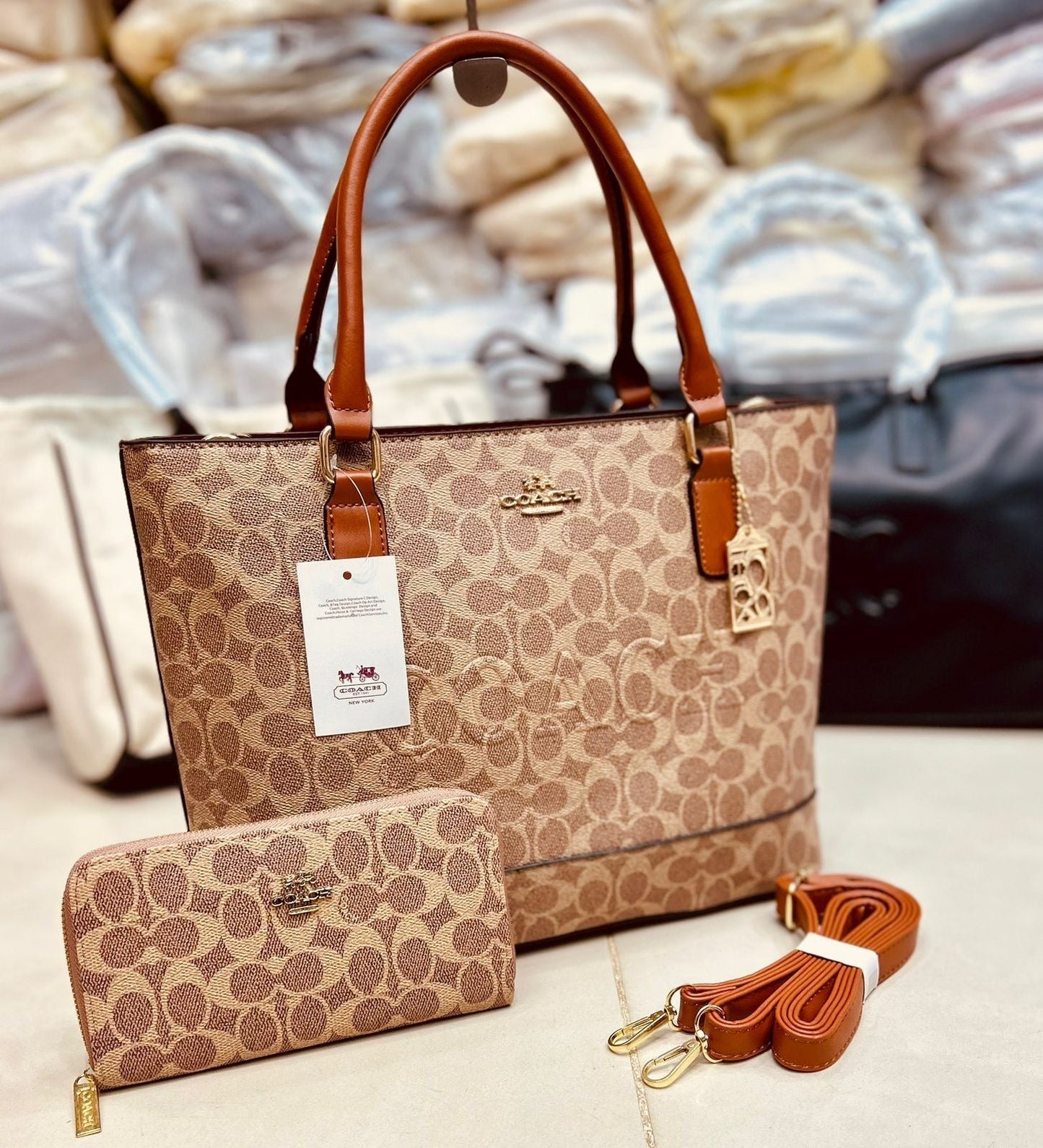 حقيبة يد كوتش MM Signature Tote مع محفظة