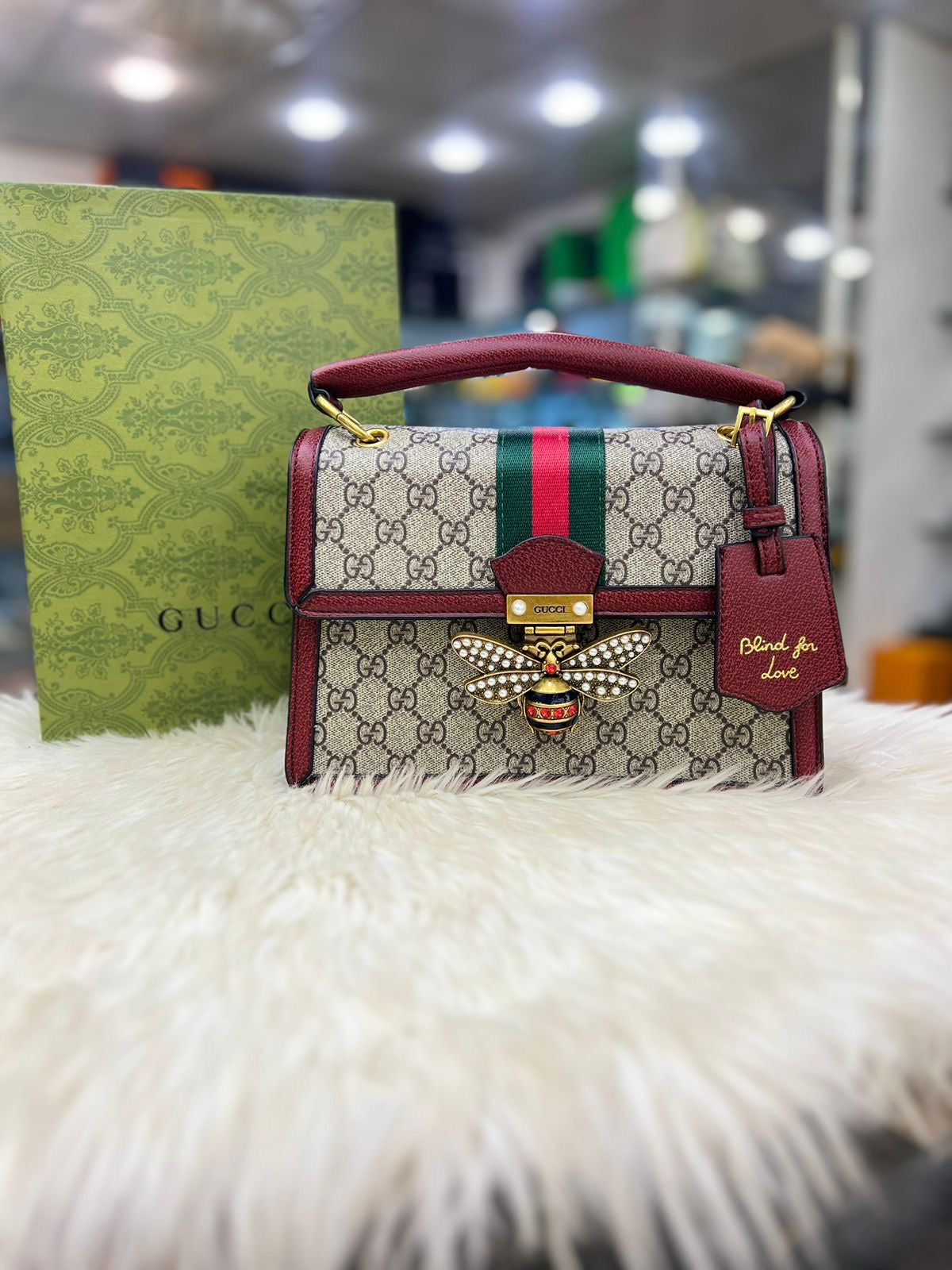 حقيبة Gucci GG المصنوعة يدوياً مع نقش النحلة