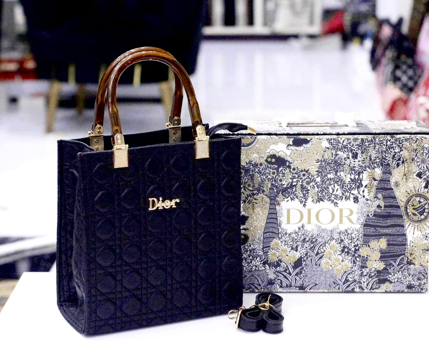 حقيبة Lady D Bag من ديور بتصميم مخملي