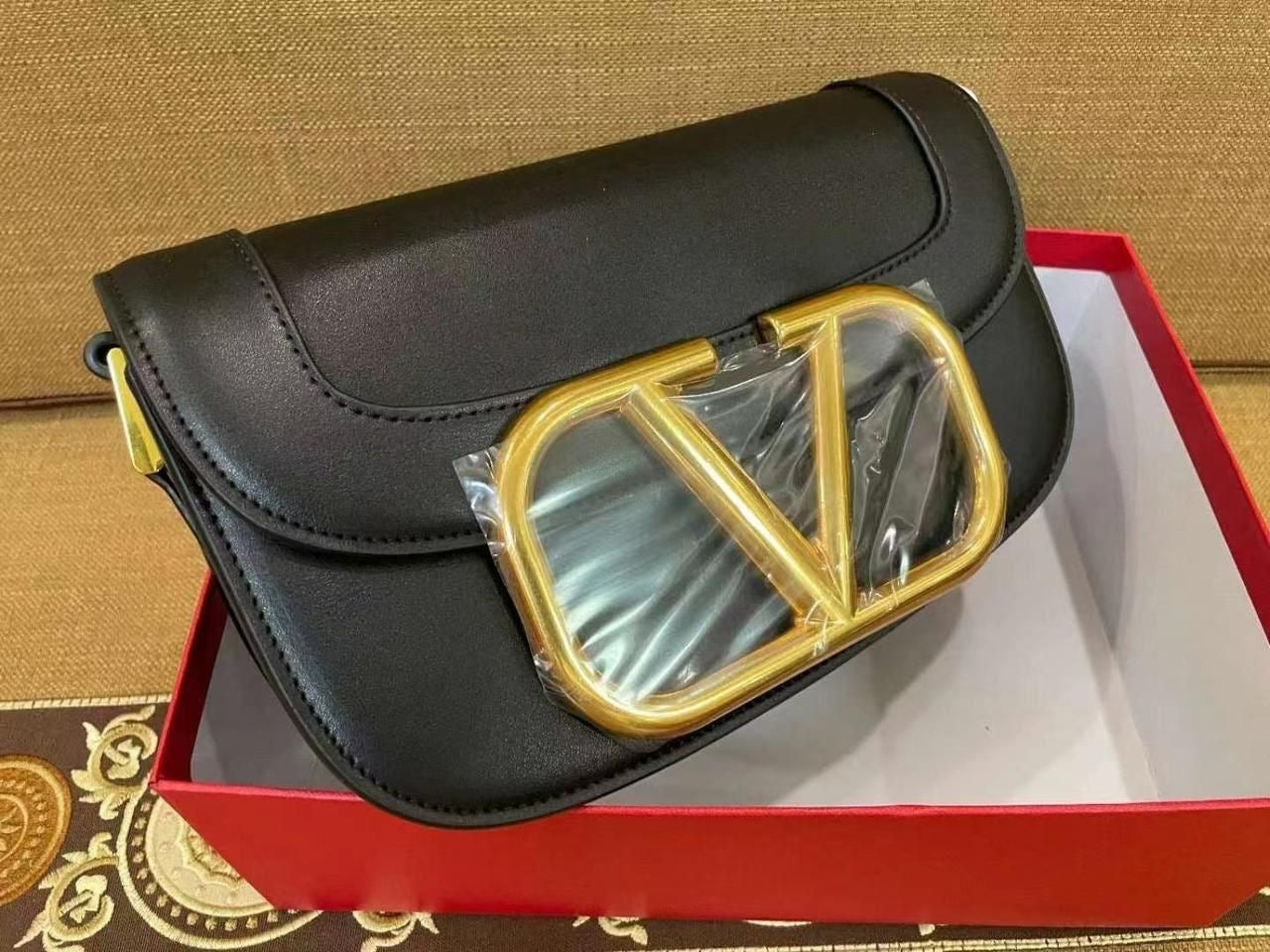 حقيبة هاتف Valentino Garavani Snap Crossbody