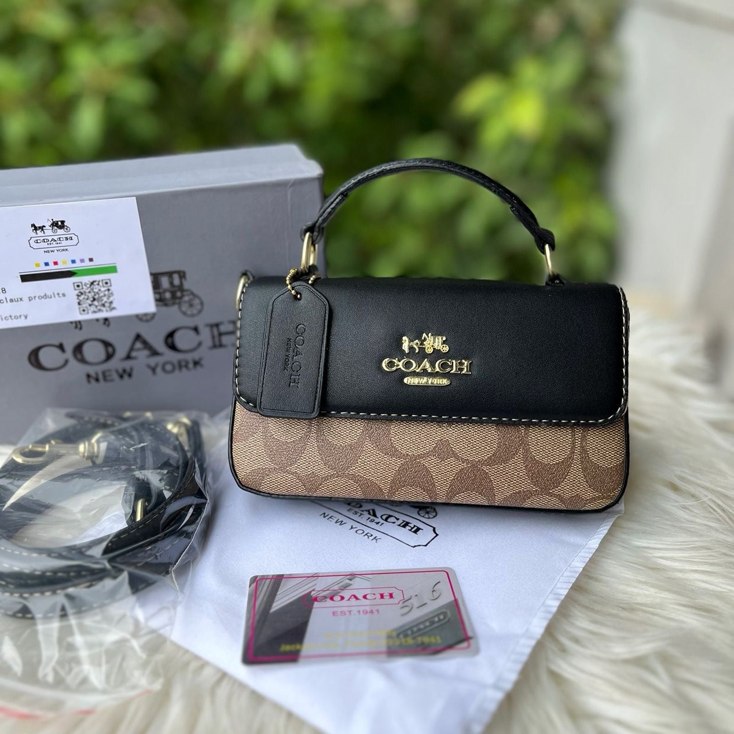 حقيبة يد صغيرة من كوتش، موديل Josie، ذات مقبض علوي، قابلة لحملها على الكتف.