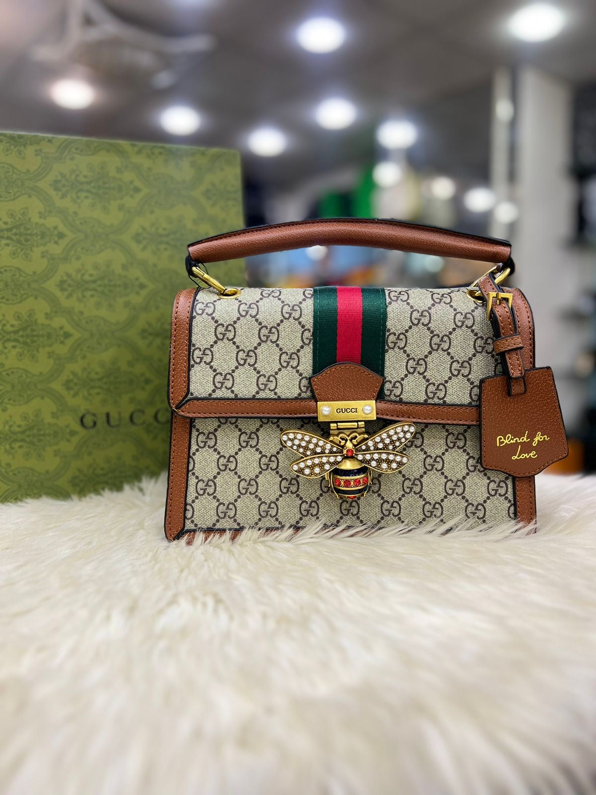 حقيبة Gucci GG المصنوعة يدوياً مع نقش النحلة