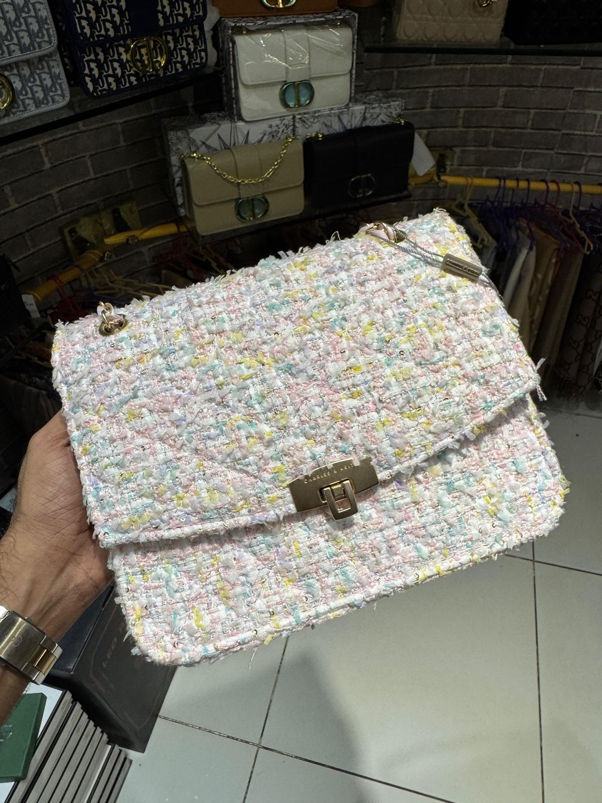 حقيبة يد Charles And Keith من التوييد مع حزام سلسلة