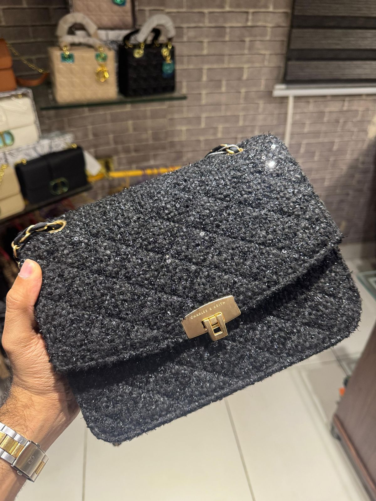 حقيبة يد Charles And Keith من التوييد مع حزام سلسلة