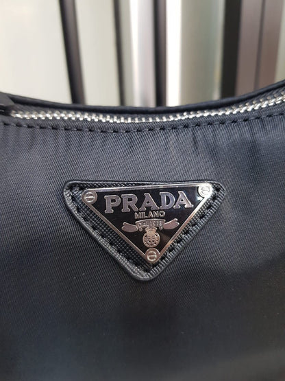 حقيبة PRADA من النايلون - إصدار جديد