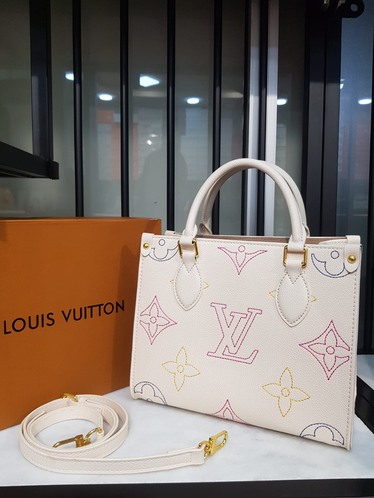 حقيبة يد Louis Vuitton OntheGo PM TH