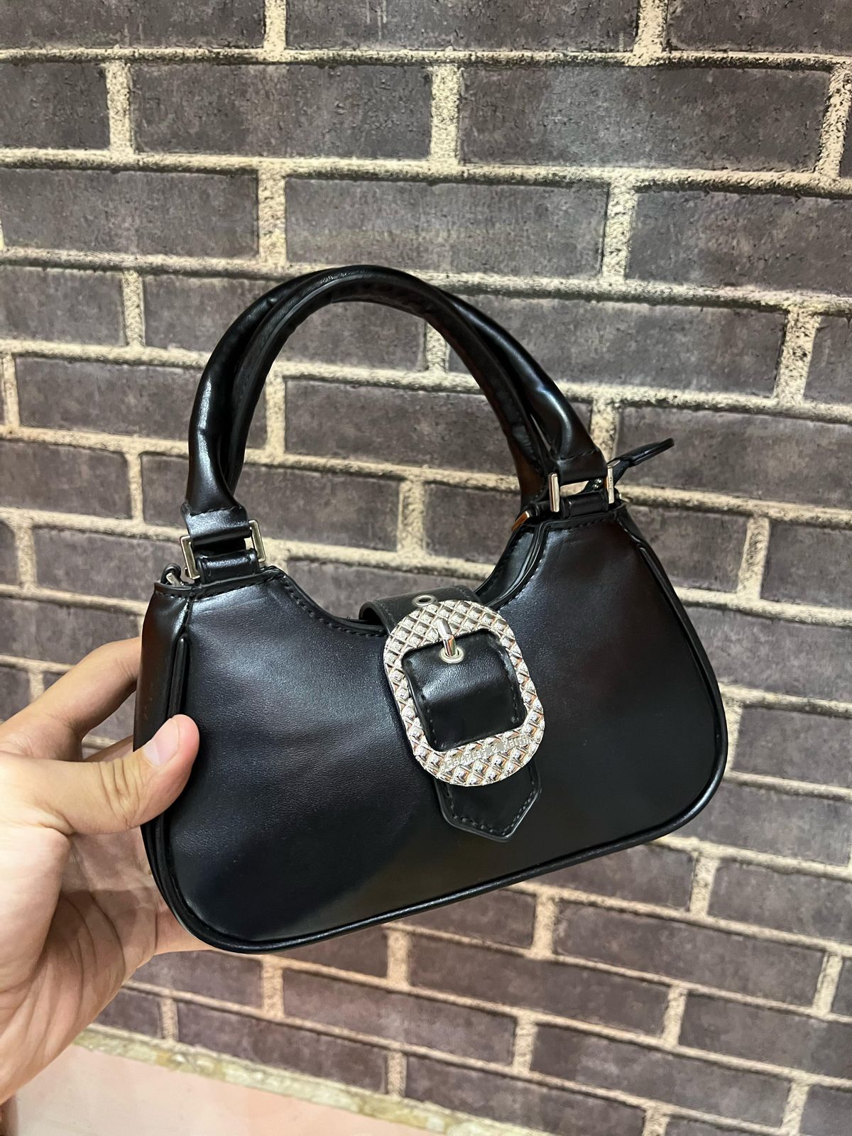 حقيبة يد Charles And Keith مزودة بحزام ومقبض علوي
