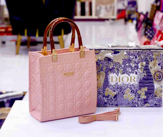 حقيبة Lady D Bag من ديور بتصميم مخملي