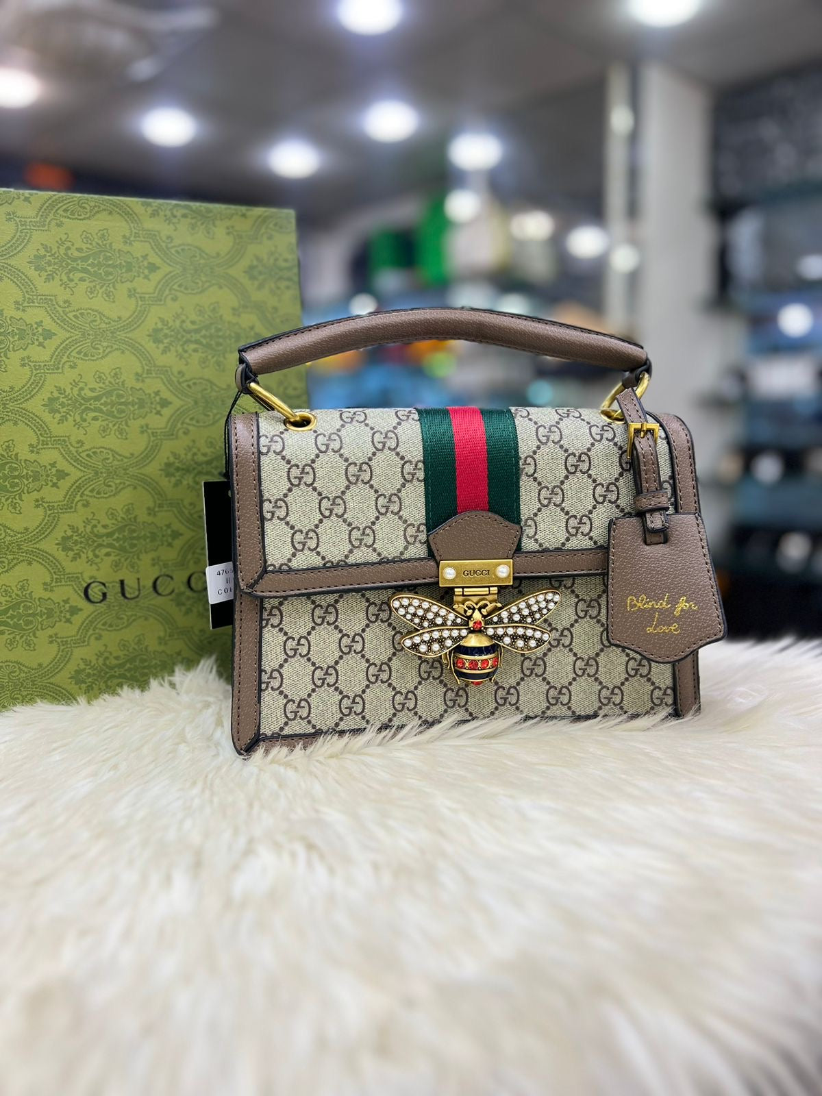 حقيبة Gucci GG المصنوعة يدوياً مع نقش النحلة