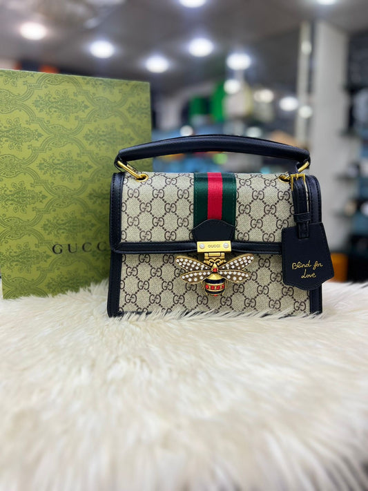 حقيبة Gucci GG المصنوعة يدوياً مع نقش النحلة