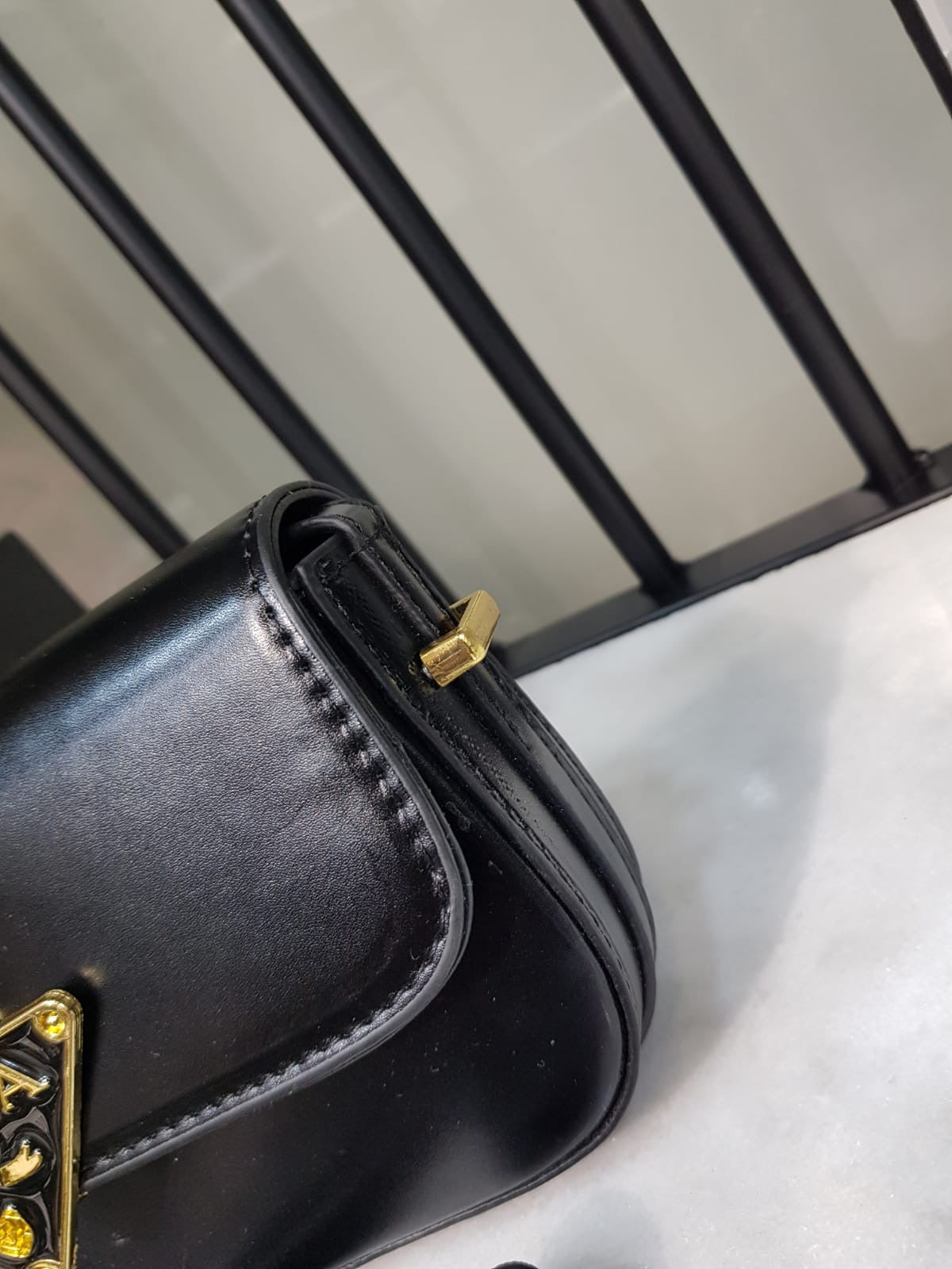 حقيبة يد برادا مع حزام كتف