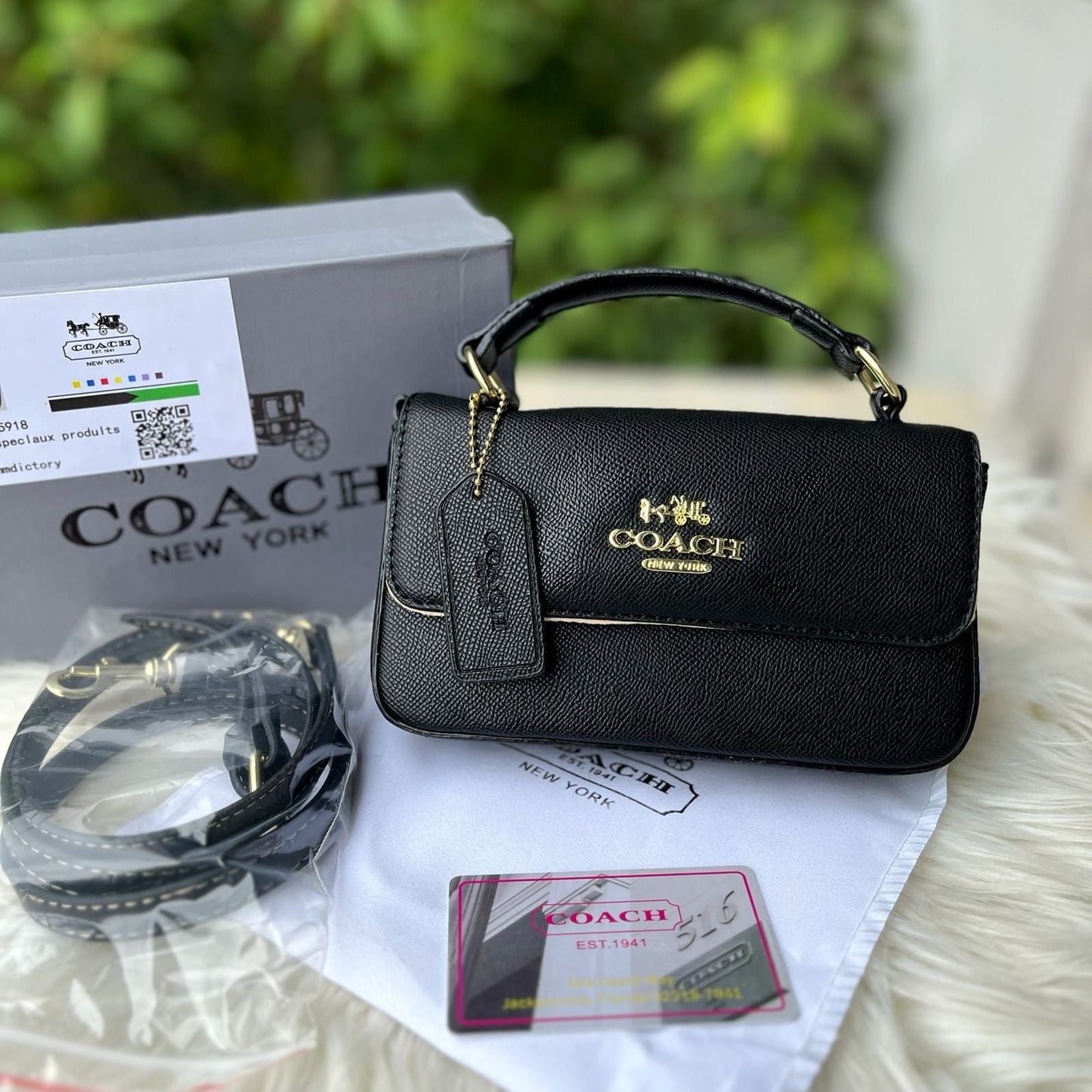 حقيبة يد صغيرة من كوتش، موديل Josie، ذات مقبض علوي، قابلة لحملها على الكتف.