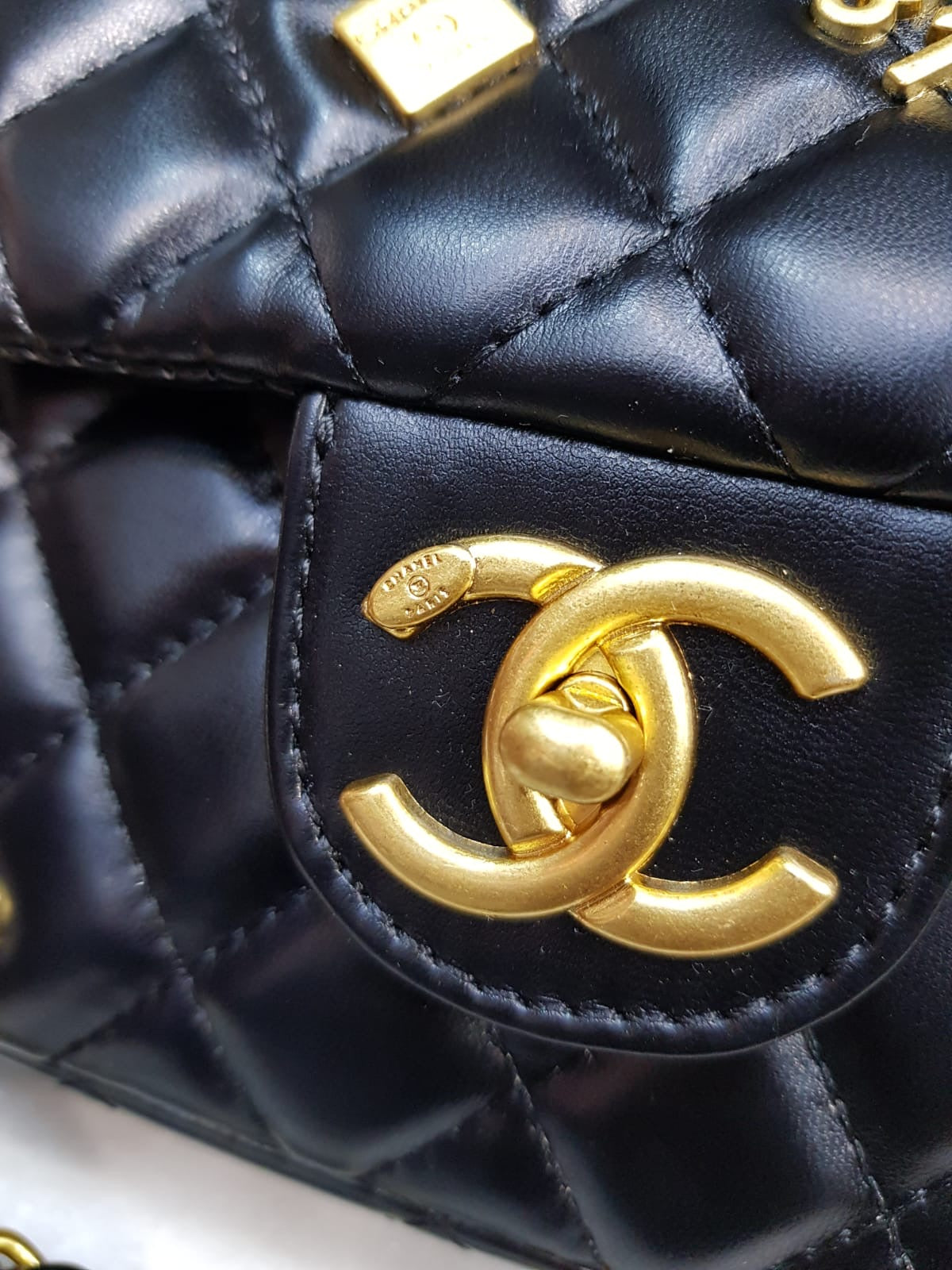 حقيبة شانيل 21S Charms متوسطة الحجم ذات الأغطية