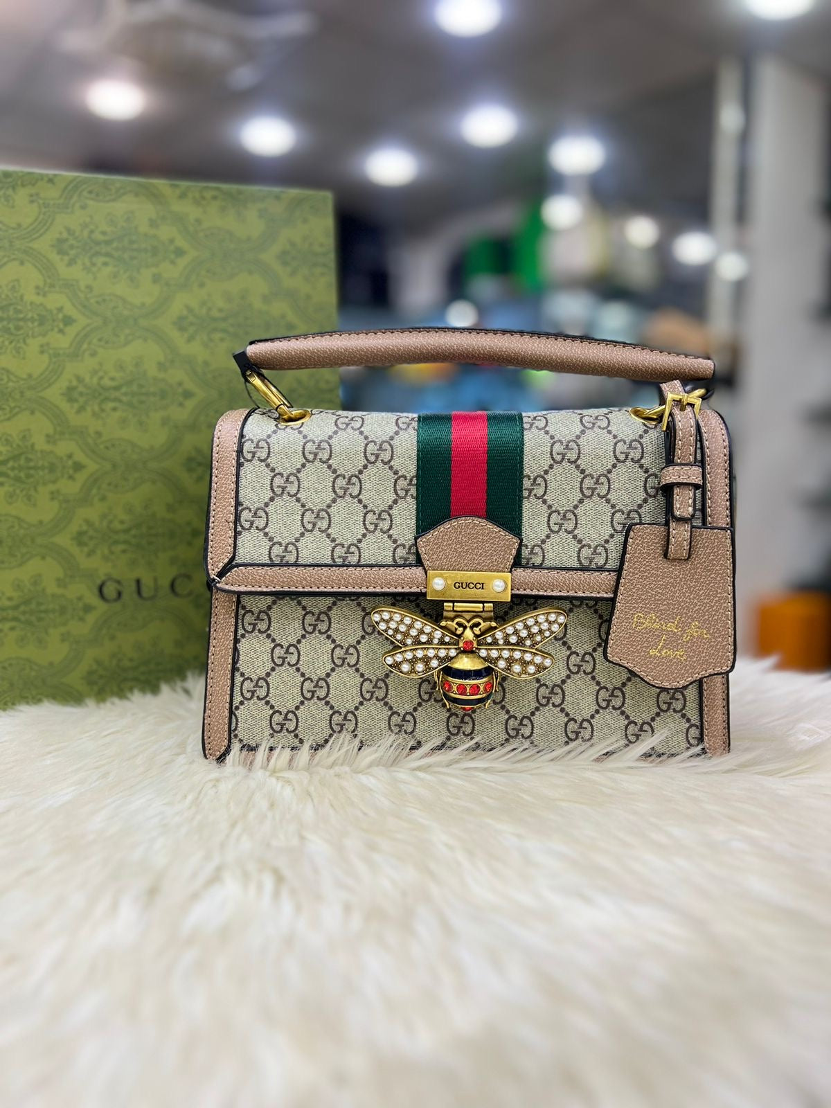 حقيبة Gucci GG المصنوعة يدوياً مع نقش النحلة