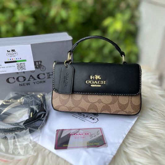 حقيبة يد صغيرة من كوتش، موديل Josie، ذات مقبض علوي، قابلة لحملها على الكتف.