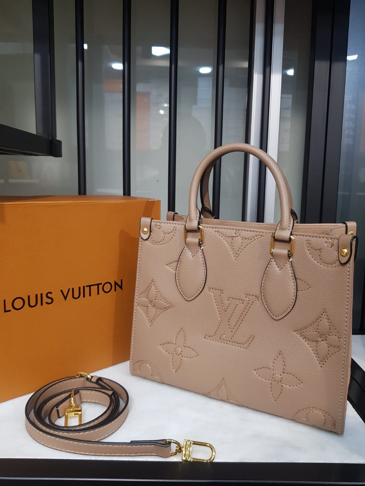 حقيبة يد Louis Vuitton OntheGo PM TH