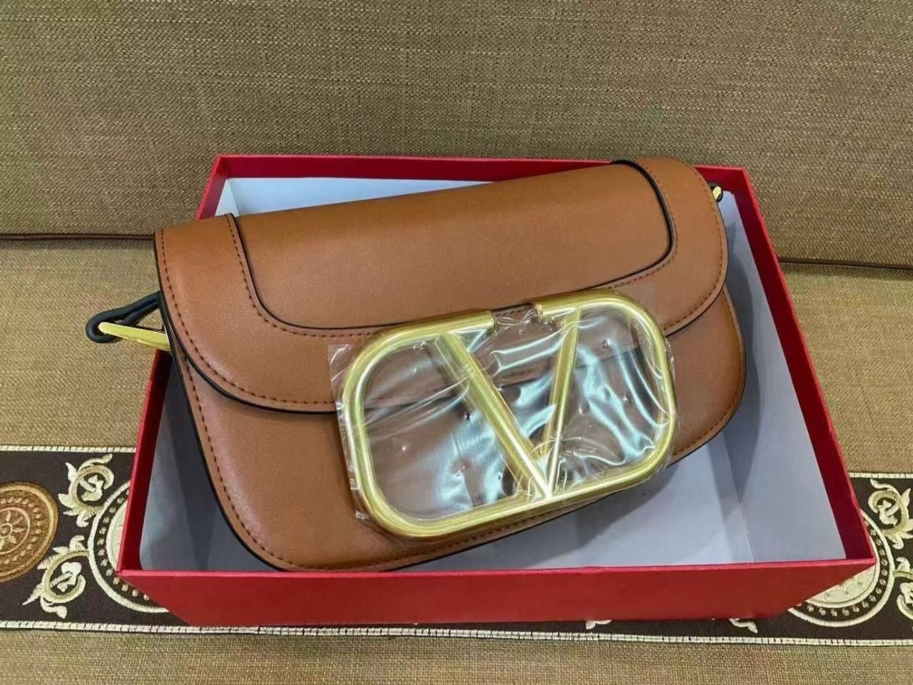 حقيبة هاتف Valentino Garavani Snap Crossbody