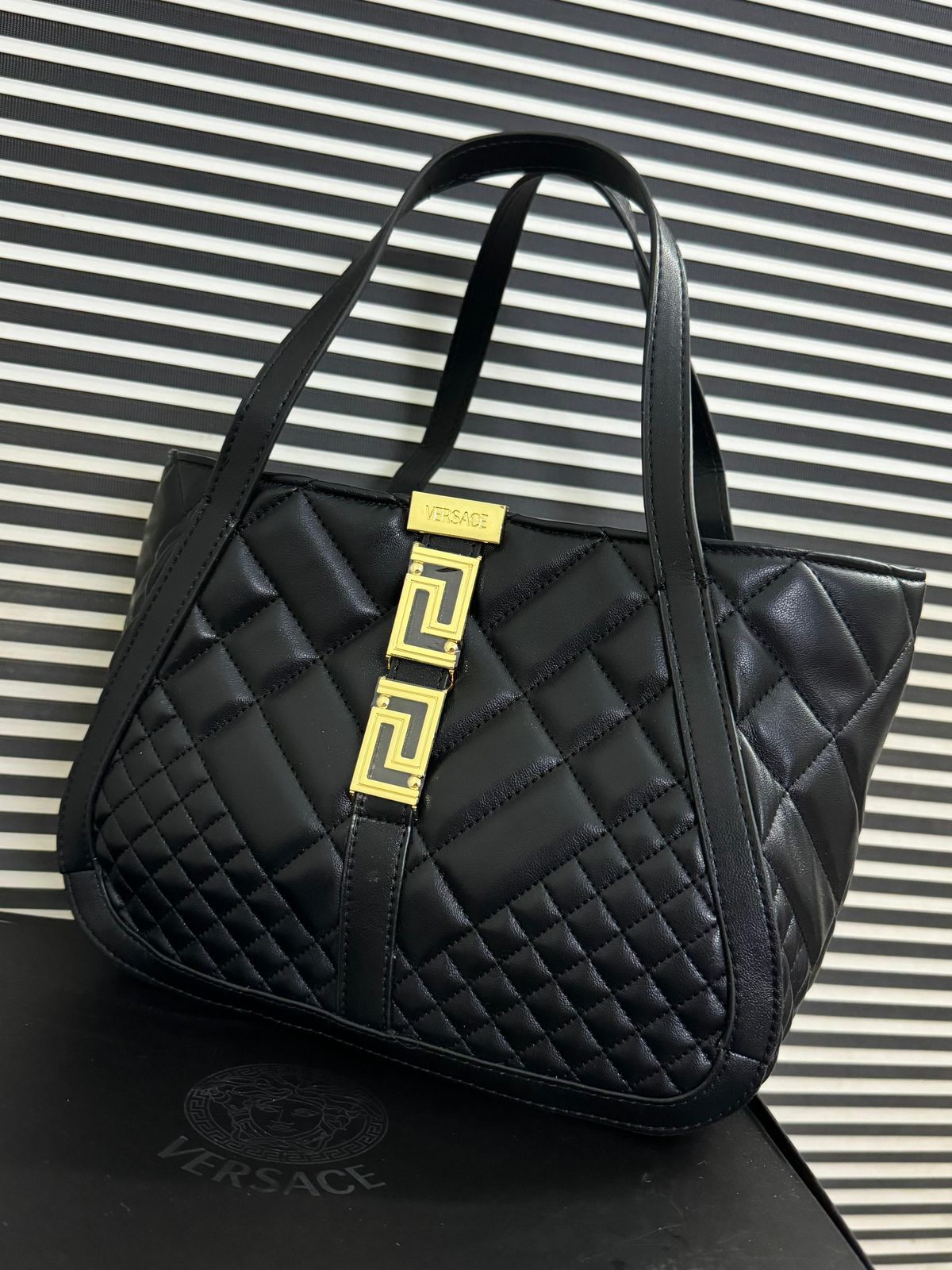 حقائب يد Versace مع حمالات كتف