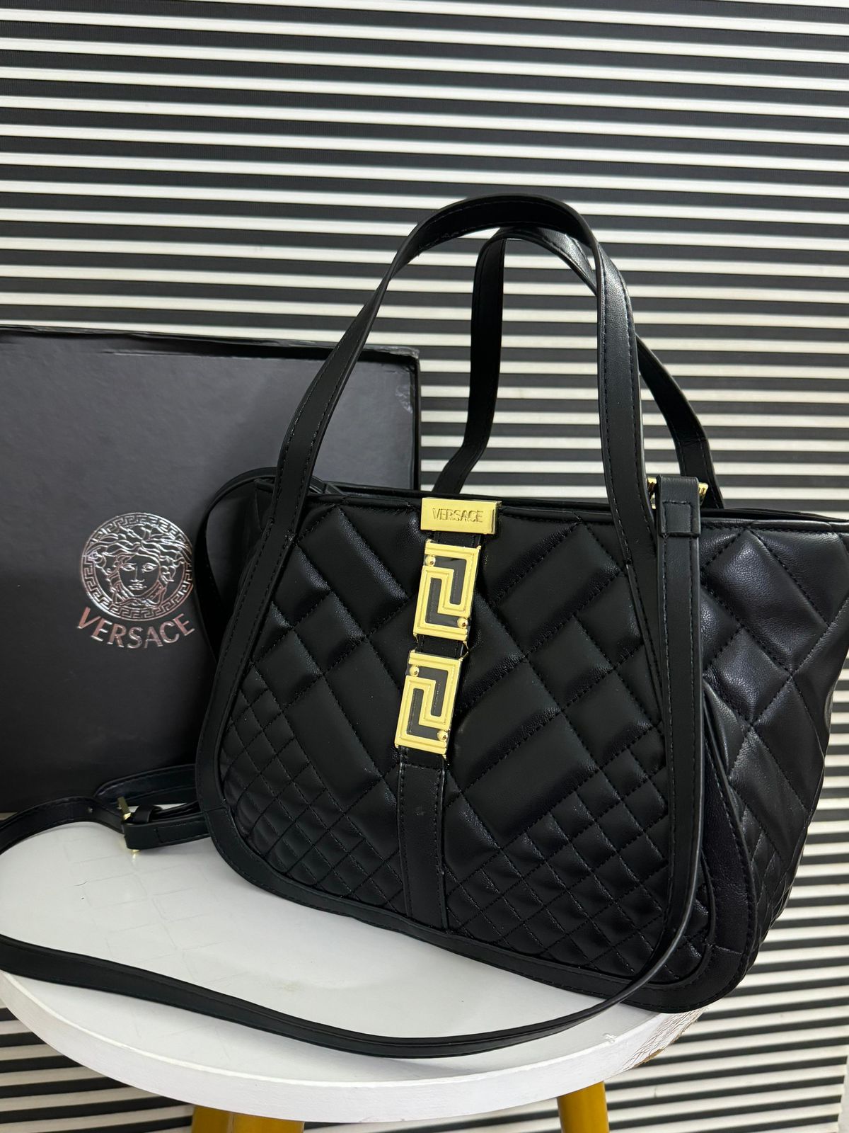 حقائب يد Versace مع حمالات كتف