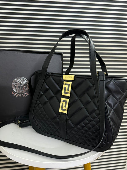 حقائب يد Versace مع حمالات كتف