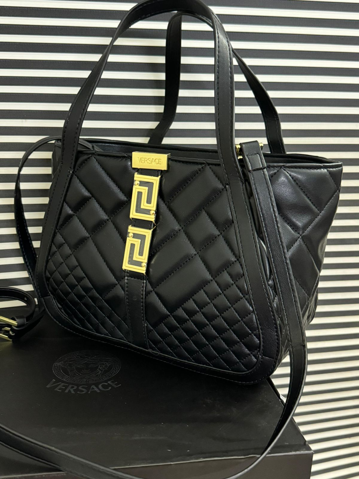 حقائب يد Versace مع حمالات كتف