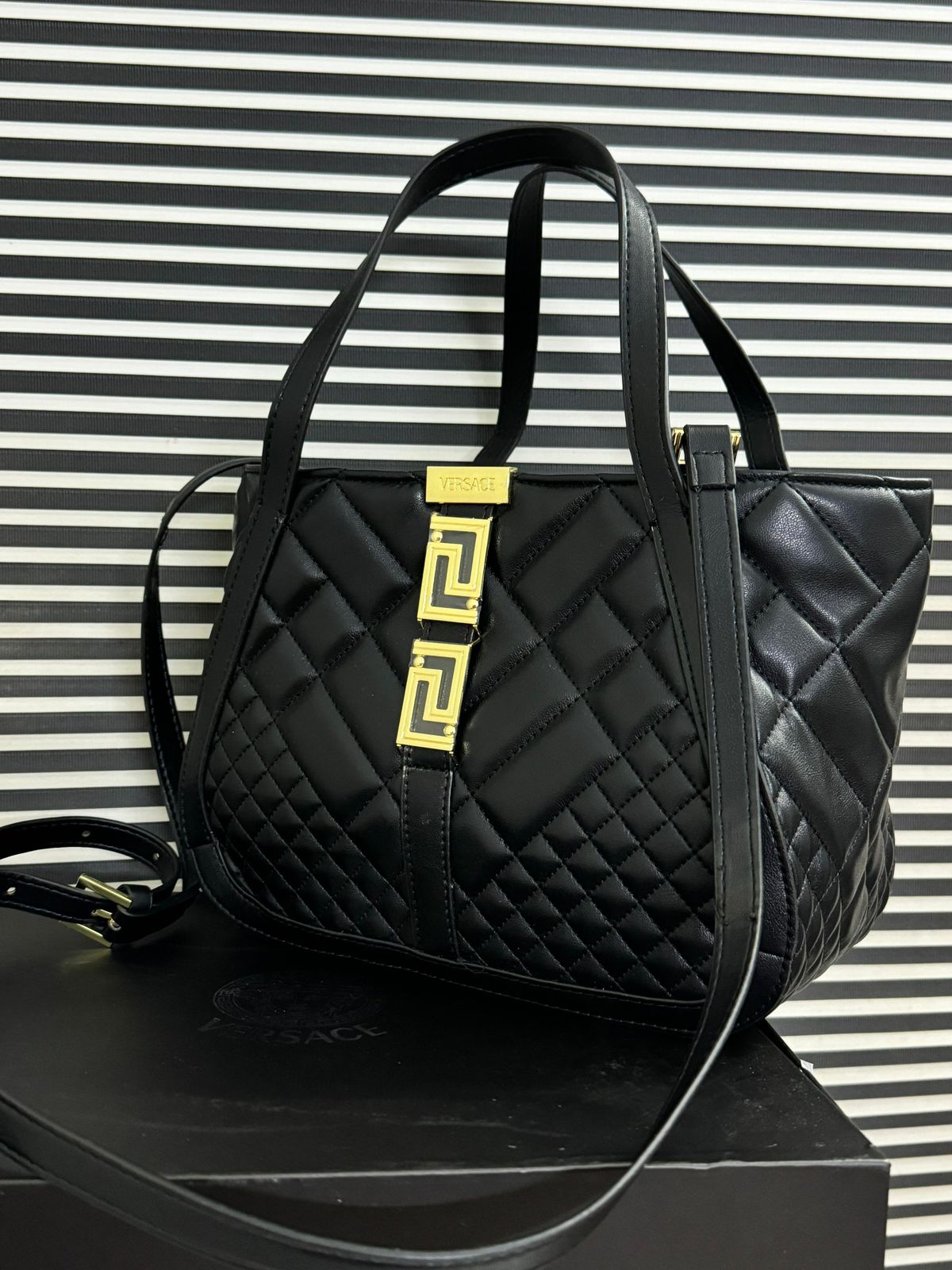 حقائب يد Versace مع حمالات كتف