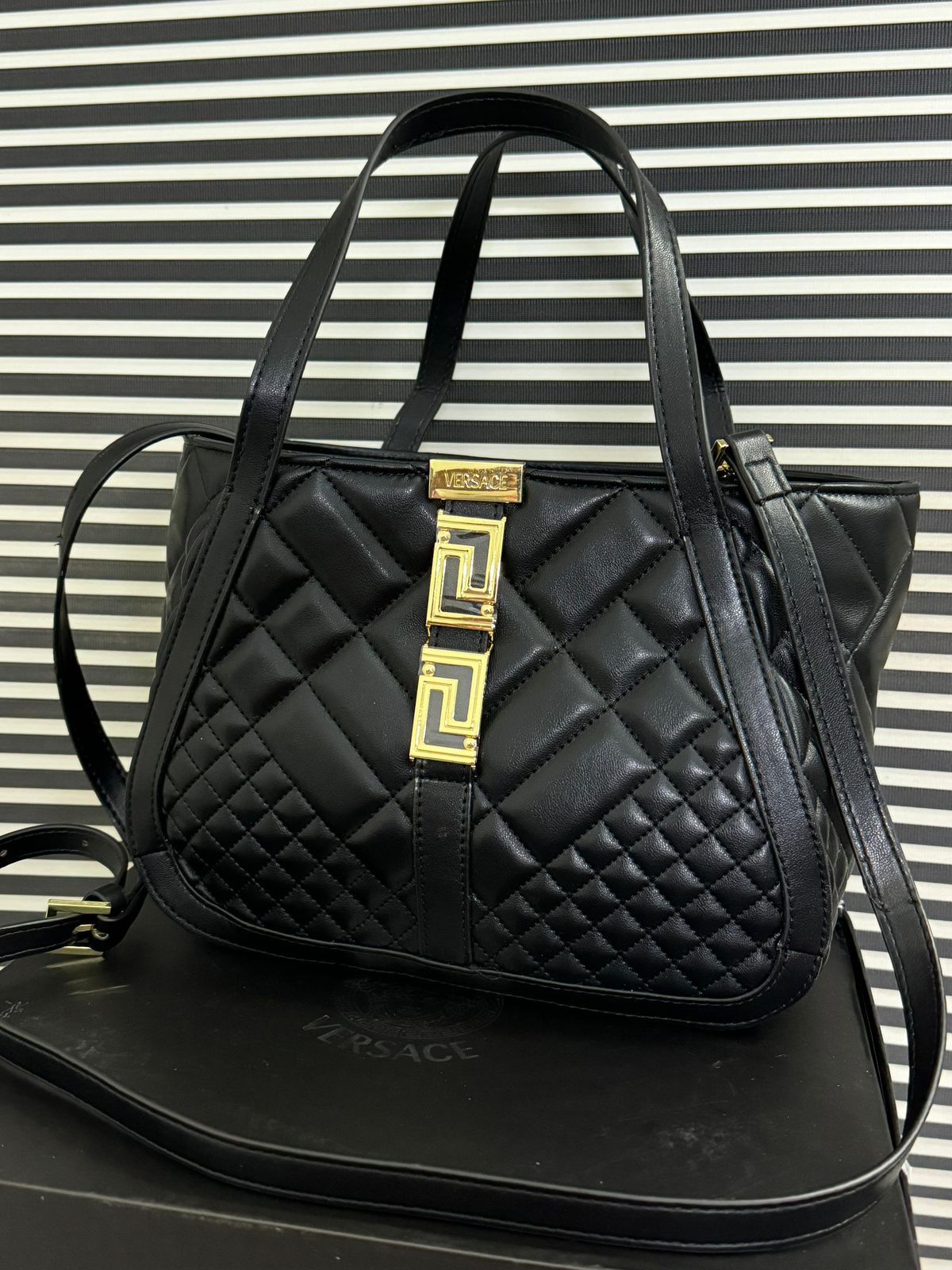 حقائب يد Versace مع حمالات كتف