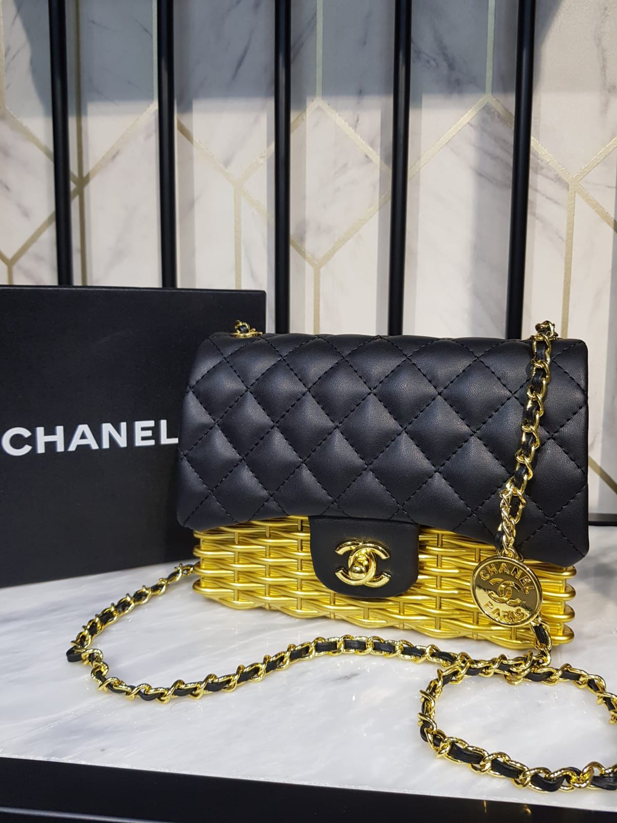 حقيبة CHANEL صغيرة ذات غطاء قابل للطي من القماش المنسوج المعدني المبطن