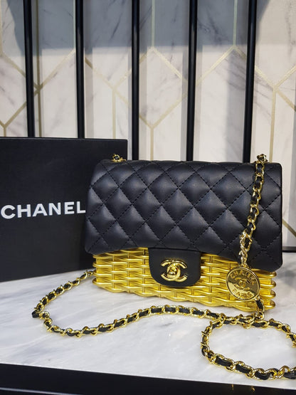 حقيبة CHANEL صغيرة ذات غطاء قابل للطي من القماش المنسوج المعدني المبطن