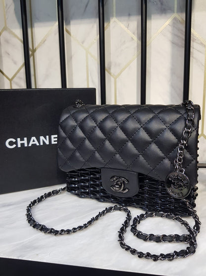 حقيبة CHANEL صغيرة ذات غطاء قابل للطي من القماش المنسوج المعدني المبطن