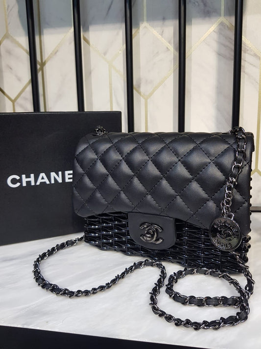 حقيبة CHANEL صغيرة ذات غطاء قابل للطي من القماش المنسوج المعدني المبطن