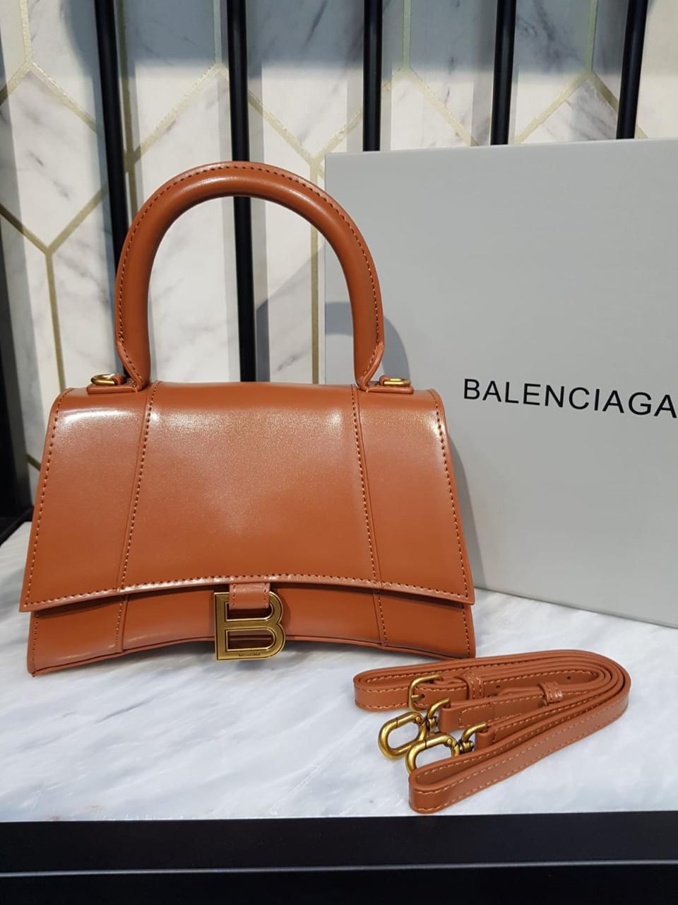ساعة اليد Hourglass النسائية من Balenciaga