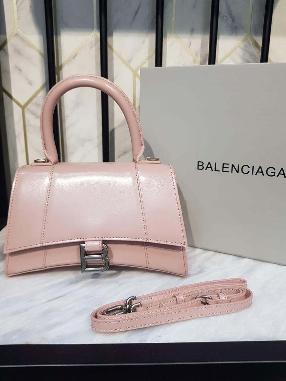 ساعة اليد Hourglass النسائية من Balenciaga