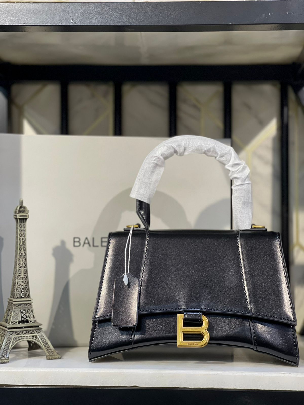 ساعة اليد Hourglass النسائية من Balenciaga