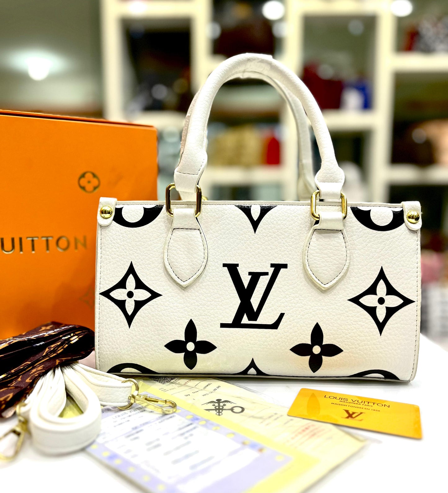 حقيبة LV On the Go Statement Bag متوسطة الحجم