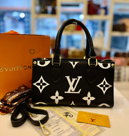 حقيبة LV On the Go Statement Bag متوسطة الحجم