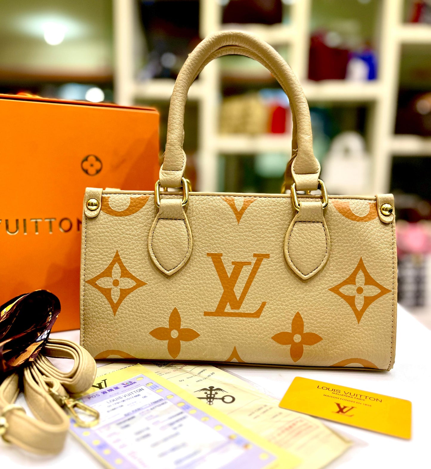 حقيبة LV On the Go Statement Bag متوسطة الحجم