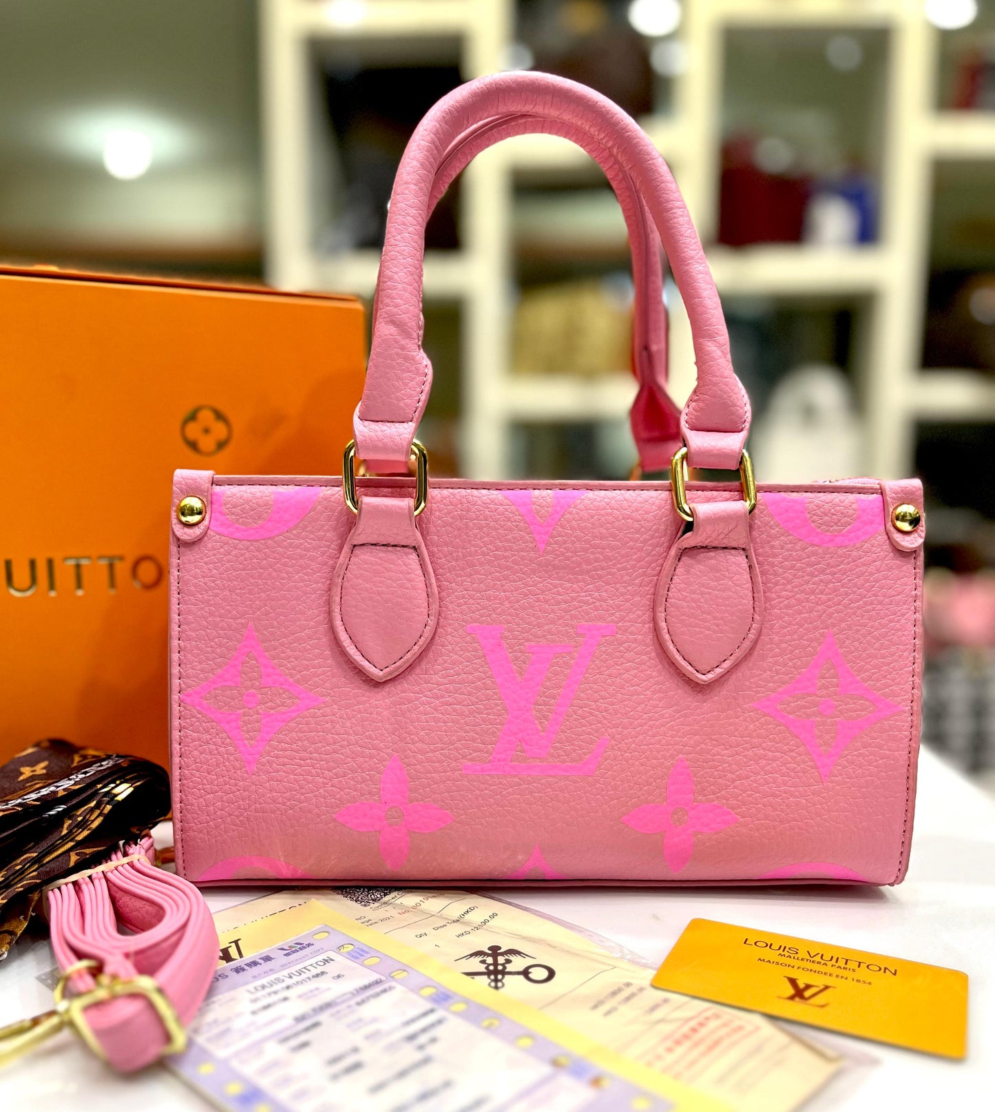 حقيبة LV On the Go Statement Bag متوسطة الحجم