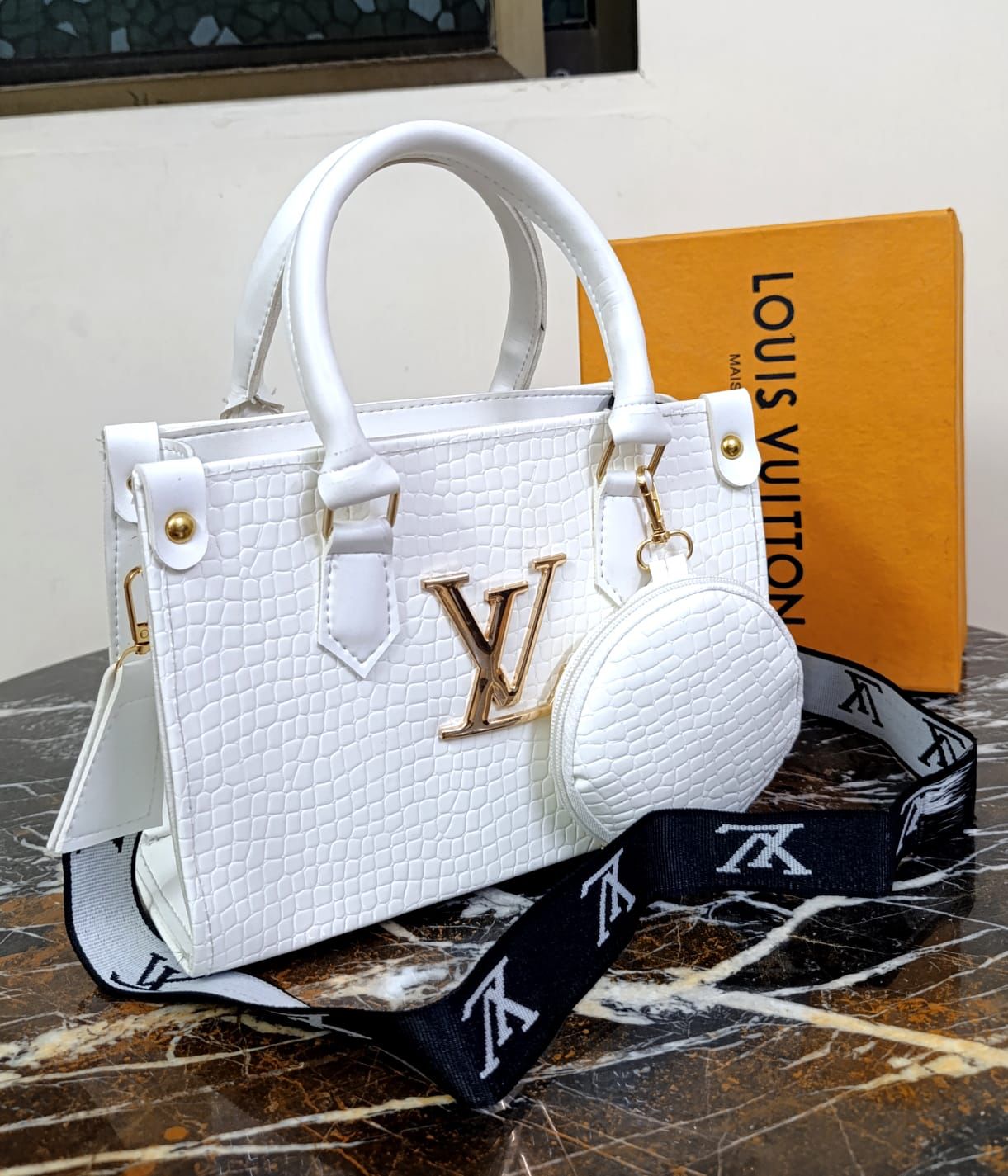 حقائب يد أنيقة من YSL بسحاب جانبي